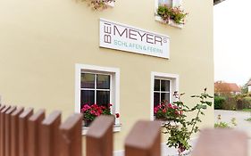Bei Meyers Schlafen & Feiern